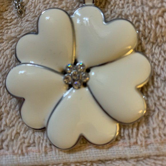 White Flower Pendant Necklace NWOT Cream & Silver - Picture 2 of 4